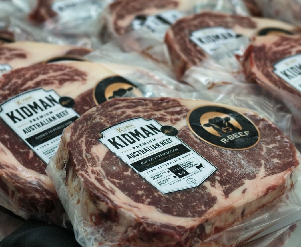 Ribeyes australianos Kidman empacados al vacío con el sello de R-BEEF PRIME